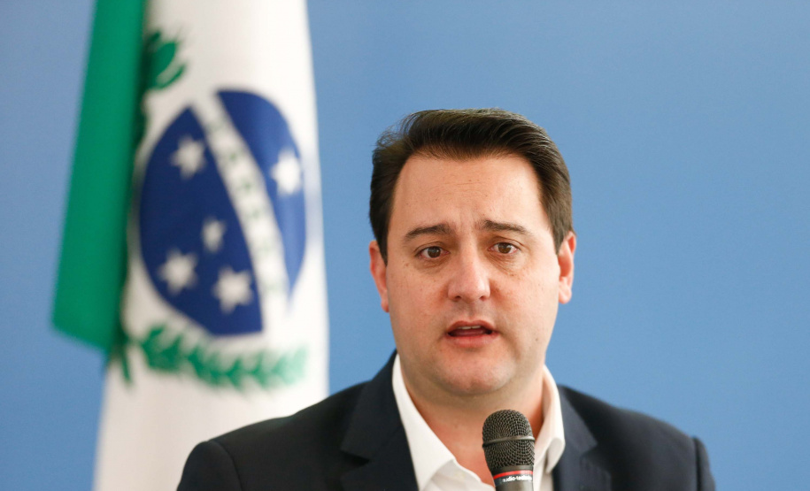 O governador Carlos Massa Ratinho Junior assinou nesta terça-feira (11) dois convênios que ampliam o apoio do Estado aos municípios da região de Londrina e à pesquisa acadêmica. As assinaturas aconteceram em um evento no Palácio Iguaçu com prefeitos da Associação dos Municípios do Médio Paranapanema (Amepar), deputados estaduais, membros da Universidade Estadual de Londrina (UEL) e representantes do Escritório da Casa Civil na região. Foto: Jonathan Campos/AEN