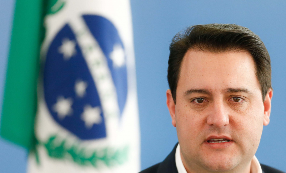 O governador Carlos Massa Ratinho Junior assinou nesta terça-feira (11) dois convênios que ampliam o apoio do Estado aos municípios da região de Londrina e à pesquisa acadêmica. As assinaturas aconteceram em um evento no Palácio Iguaçu com prefeitos da Associação dos Municípios do Médio Paranapanema (Amepar), deputados estaduais, membros da Universidade Estadual de Londrina (UEL) e representantes do Escritório da Casa Civil na região. Foto: Jonathan Campos/AEN