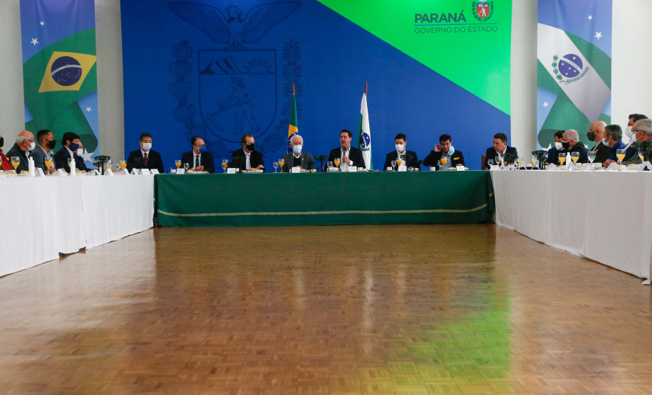 O governador Carlos Massa Ratinho Junior assinou nesta terça-feira (11) dois convênios que ampliam o apoio do Estado aos municípios da região de Londrina e à pesquisa acadêmica. As assinaturas aconteceram em um evento no Palácio Iguaçu com prefeitos da Associação dos Municípios do Médio Paranapanema (Amepar), deputados estaduais, membros da Universidade Estadual de Londrina (UEL) e representantes do Escritório da Casa Civil na região. Foto: Jonathan Campos/AEN