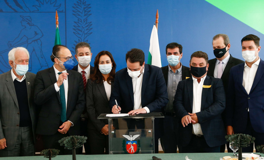 O governador Carlos Massa Ratinho Junior assinou nesta terça-feira (11) dois convênios que ampliam o apoio do Estado aos municípios da região de Londrina e à pesquisa acadêmica. As assinaturas aconteceram em um evento no Palácio Iguaçu com prefeitos da Associação dos Municípios do Médio Paranapanema (Amepar), deputados estaduais, membros da Universidade Estadual de Londrina (UEL) e representantes do Escritório da Casa Civil na região. Foto: Jonathan Campos/AEN