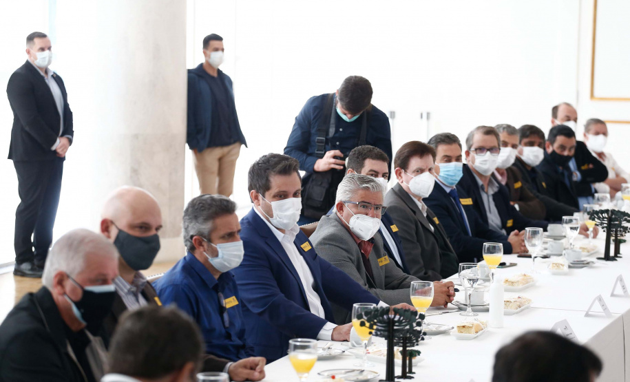 O governador Carlos Massa Ratinho Junior assinou nesta terça-feira (11) dois convênios que ampliam o apoio do Estado aos municípios da região de Londrina e à pesquisa acadêmica. As assinaturas aconteceram em um evento no Palácio Iguaçu com prefeitos da Associação dos Municípios do Médio Paranapanema (Amepar), deputados estaduais, membros da Universidade Estadual de Londrina (UEL) e representantes do Escritório da Casa Civil na região. Foto: Jonathan Campos/AEN