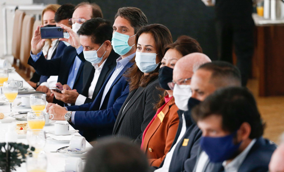 O governador Carlos Massa Ratinho Junior assinou nesta terça-feira (11) dois convênios que ampliam o apoio do Estado aos municípios da região de Londrina e à pesquisa acadêmica. As assinaturas aconteceram em um evento no Palácio Iguaçu com prefeitos da Associação dos Municípios do Médio Paranapanema (Amepar), deputados estaduais, membros da Universidade Estadual de Londrina (UEL) e representantes do Escritório da Casa Civil na região. Foto: Jonathan Campos/AEN