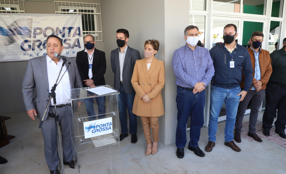 O Governo do Estado inaugurou uma nova Unidade Básica de Saúde (UBS) no município de Ponta Grossa nesta terça-feira (11). A obra possui um investimento de R$ 750 mil de repasse estadual. O secretário de Estado da Saúde, Beto Preto, esteve presente na inauguração e falou sobre a importância desta obra para a população.  -  Ponta Grossa, 11/05/2021  -  Foto: Ari Dias/AEN