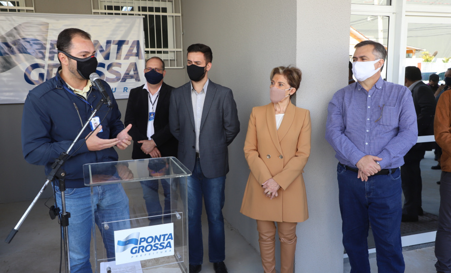O Governo do Estado inaugurou uma nova Unidade Básica de Saúde (UBS) no município de Ponta Grossa nesta terça-feira (11). A obra possui um investimento de R$ 750 mil de repasse estadual. O secretário de Estado da Saúde, Beto Preto, esteve presente na inauguração e falou sobre a importância desta obra para a população.  -  Ponta Grossa, 11/05/2021  -  Foto: Ari Dias/AEN