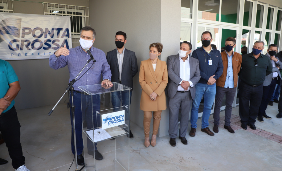 O Governo do Estado inaugurou uma nova Unidade Básica de Saúde (UBS) no município de Ponta Grossa nesta terça-feira (11). A obra possui um investimento de R$ 750 mil de repasse estadual. O secretário de Estado da Saúde, Beto Preto, esteve presente na inauguração e falou sobre a importância desta obra para a população.  -  Ponta Grossa, 11/05/2021  -  Foto: Ari Dias/AEN