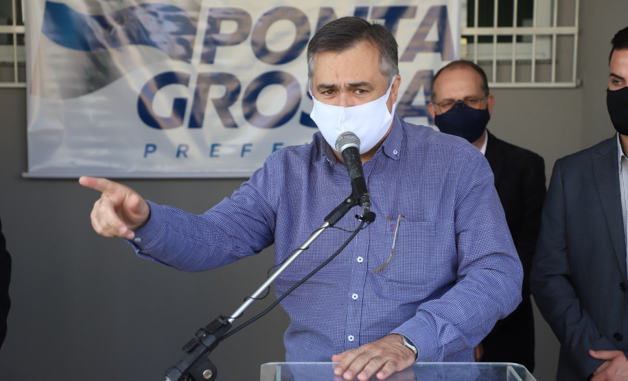 O Governo do Estado inaugurou uma nova Unidade Básica de Saúde (UBS) no município de Ponta Grossa nesta terça-feira (11). A obra possui um investimento de R$ 750 mil de repasse estadual. O secretário de Estado da Saúde, Beto Preto, esteve presente na inauguração e falou sobre a importância desta obra para a população.  -  Ponta Grossa, 11/05/2021  -  Foto: Ari Dias/AEN