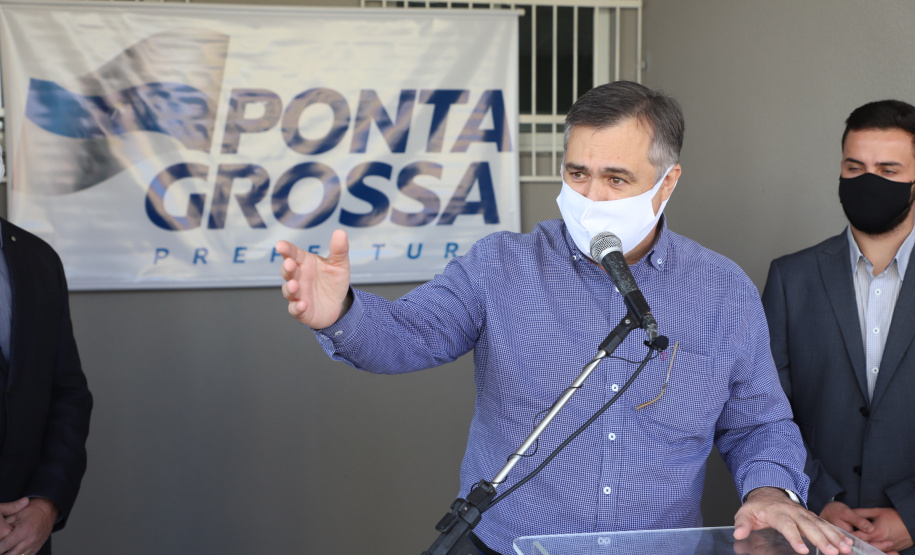 O Governo do Estado inaugurou uma nova Unidade Básica de Saúde (UBS) no município de Ponta Grossa nesta terça-feira (11). A obra possui um investimento de R$ 750 mil de repasse estadual. O secretário de Estado da Saúde, Beto Preto, esteve presente na inauguração e falou sobre a importância desta obra para a população.  -  Ponta Grossa, 11/05/2021  -  Foto: Ari Dias/AEN