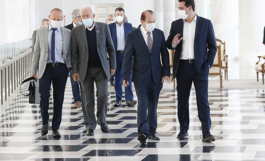 Governo do Paraná e a Coamo Agroindustrial vão ampliar a parceria institucional. O anúncio foi feito pelo governador Carlos Massa Ratinho Junior e por diretores da Coamo durante reunião nesta terça-feira (11), no Palácio Iguaçu, em Curitiba. Foto: Jonathan Campos/AEN