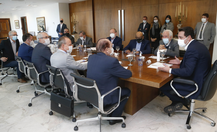 Governo do Paraná e a Coamo Agroindustrial vão ampliar a parceria institucional. O anúncio foi feito pelo governador Carlos Massa Ratinho Junior e por diretores da Coamo durante reunião nesta terça-feira (11), no Palácio Iguaçu, em Curitiba. Foto: Jonathan Campos/AEN