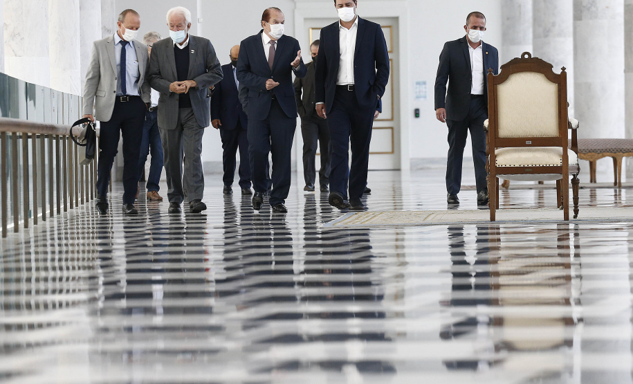 Governo do Paraná e a Coamo Agroindustrial vão ampliar a parceria institucional. O anúncio foi feito pelo governador Carlos Massa Ratinho Junior e por diretores da Coamo durante reunião nesta terça-feira (11), no Palácio Iguaçu, em Curitiba. Foto: Jonathan Campos/AEN