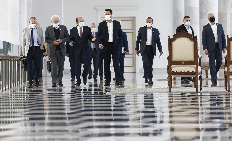 Governo do Paraná e a Coamo Agroindustrial vão ampliar a parceria institucional. O anúncio foi feito pelo governador Carlos Massa Ratinho Junior e por diretores da Coamo durante reunião nesta terça-feira (11), no Palácio Iguaçu, em Curitiba. Foto: Jonathan Campos/AEN