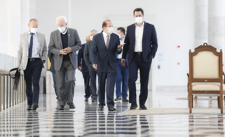 Governo do Paraná e a Coamo Agroindustrial vão ampliar a parceria institucional. O anúncio foi feito pelo governador Carlos Massa Ratinho Junior e por diretores da Coamo durante reunião nesta terça-feira (11), no Palácio Iguaçu, em Curitiba. Foto: Jonathan Campos/AEN