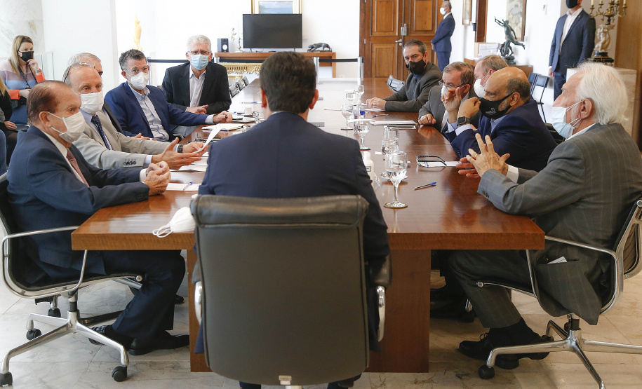 Governo do Paraná e a Coamo Agroindustrial vão ampliar a parceria institucional. O anúncio foi feito pelo governador Carlos Massa Ratinho Junior e por diretores da Coamo durante reunião nesta terça-feira (11), no Palácio Iguaçu, em Curitiba. Foto: Jonathan Campos/AEN