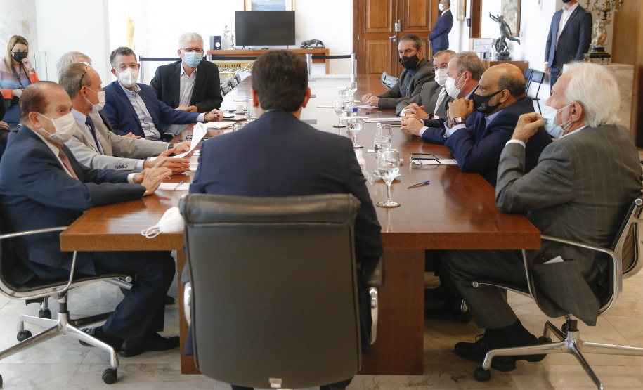 Governo do Paraná e a Coamo Agroindustrial vão ampliar a parceria institucional. O anúncio foi feito pelo governador Carlos Massa Ratinho Junior e por diretores da Coamo durante reunião nesta terça-feira (11), no Palácio Iguaçu, em Curitiba. Foto: Jonathan Campos/AEN