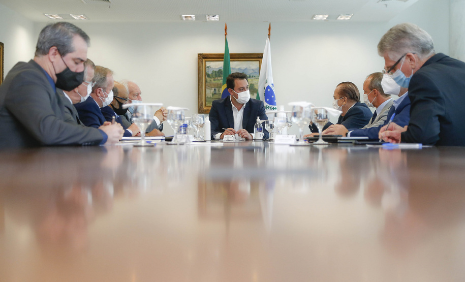 Governo do Paraná e a Coamo Agroindustrial vão ampliar a parceria institucional. O anúncio foi feito pelo governador Carlos Massa Ratinho Junior e por diretores da Coamo durante reunião nesta terça-feira (11), no Palácio Iguaçu, em Curitiba. Foto: Jonathan Campos/AEN