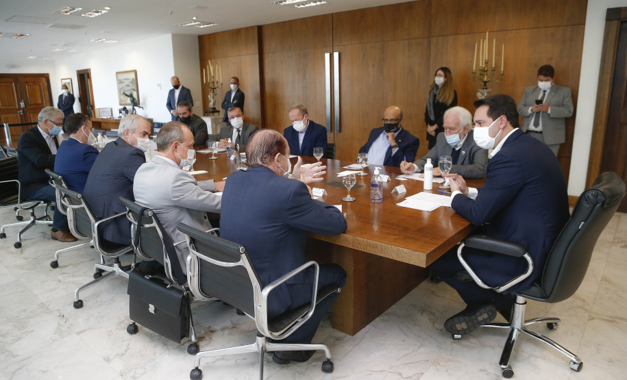 Governo do Paraná e a Coamo Agroindustrial vão ampliar a parceria institucional. O anúncio foi feito pelo governador Carlos Massa Ratinho Junior e por diretores da Coamo durante reunião nesta terça-feira (11), no Palácio Iguaçu, em Curitiba. Foto: Jonathan Campos/AEN