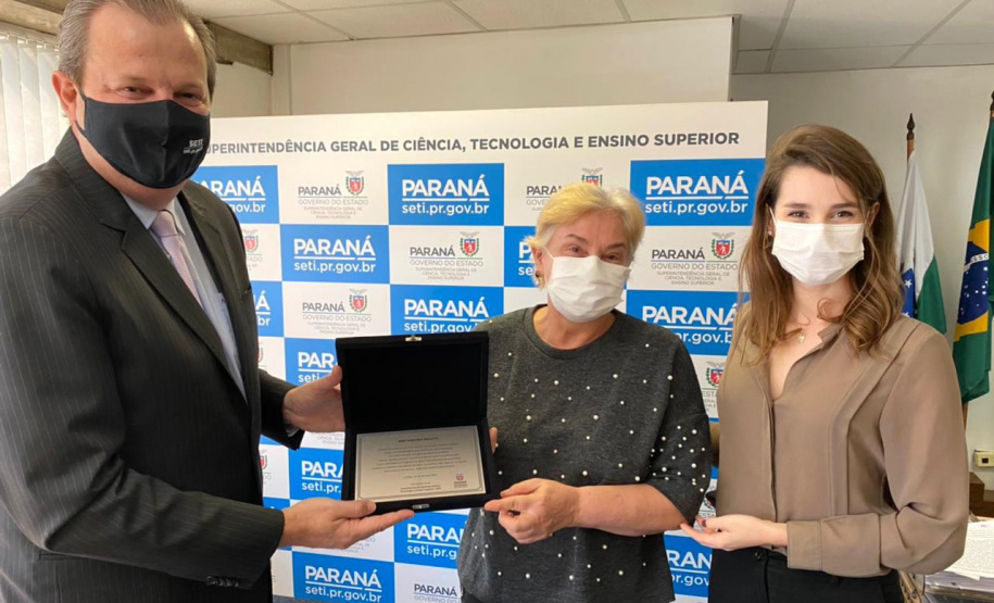 O superintendente geral de Ciência, Tecnologia e Ensino Superior do Paraná, Aldo Bona homenageou, nesta terça-feira (10), médicos, psicólogos e enfermeiros que atuam no aplicativo Saúde Online Paraná. - Curitiba, 11/05/2021 - Foto: SETI