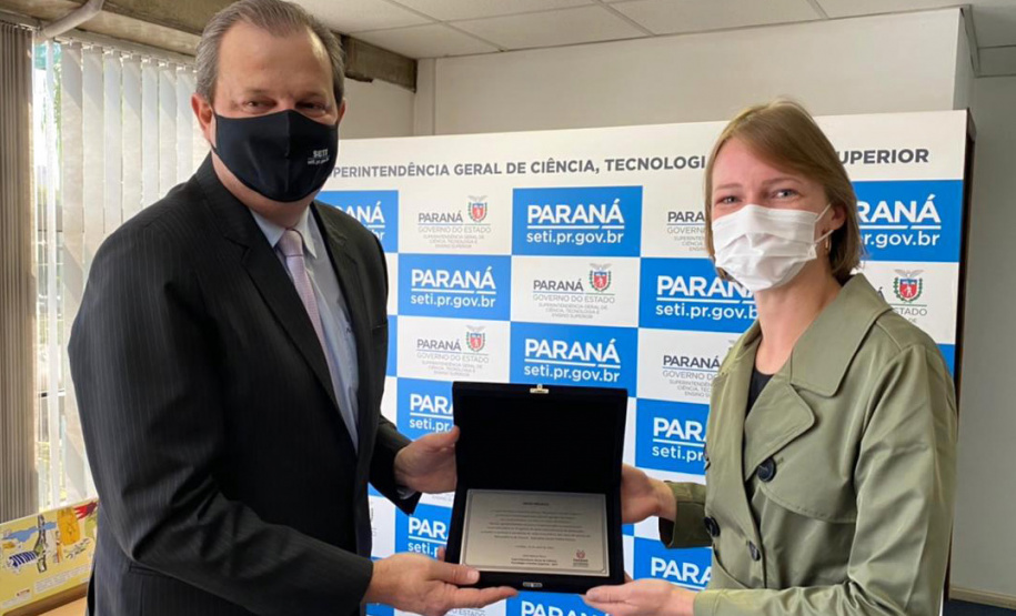 O superintendente geral de Ciência, Tecnologia e Ensino Superior do Paraná, Aldo Bona homenageou, nesta terça-feira (10), médicos, psicólogos e enfermeiros que atuam no aplicativo Saúde Online Paraná. - Curitiba, 11/05/2021 - Foto: SETI