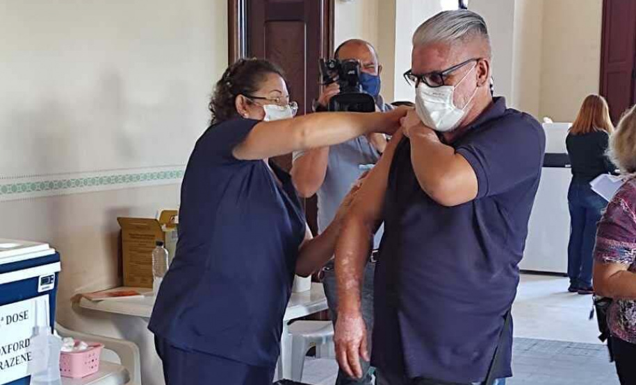 Professores de Paranaguá recebem a primeira dose da vacina contra a Covid-19.Foto:SEED