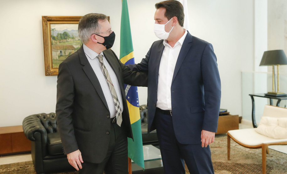 Cláudio Smirne Diniz foi o nome escolhido pelo governador Carlos Massa Ratinho Junior para o cargo de desembargador no Tribunal de Justiça do Estado do Paraná (TJPR). A vaga é referente à aposentadoria do desembargador Clayton Coutinho de Camargo. A nomeação foi assinada pelo governador na tarde desta terça-feira (11).
Foto:Jonathan Campos/AEN