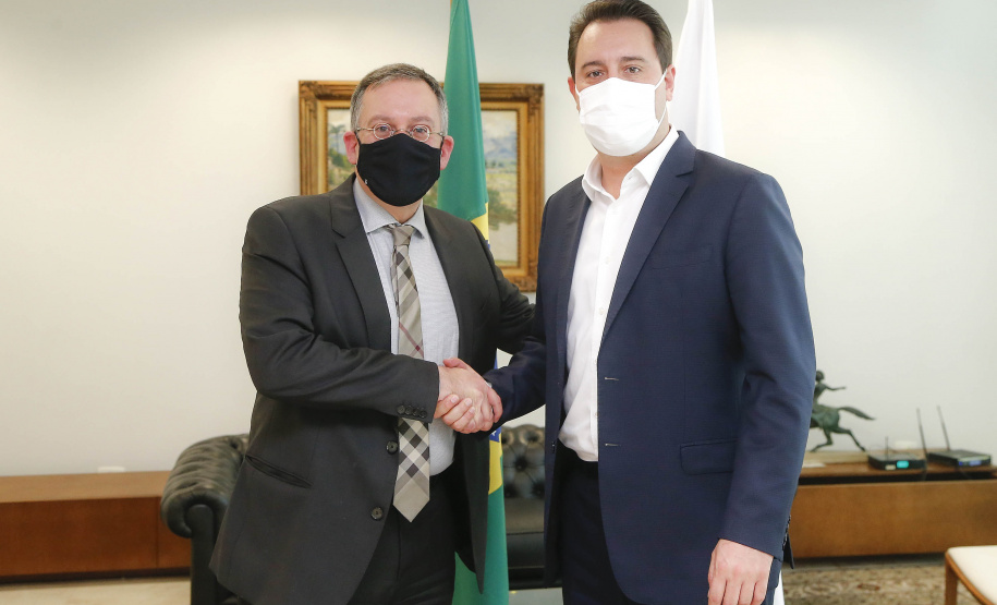 Cláudio Smirne Diniz foi o nome escolhido pelo governador Carlos Massa Ratinho Junior para o cargo de desembargador no Tribunal de Justiça do Estado do Paraná (TJPR). A vaga é referente à aposentadoria do desembargador Clayton Coutinho de Camargo. A nomeação foi assinada pelo governador na tarde desta terça-feira (11).
Foto:Jonathan Campos/AEN