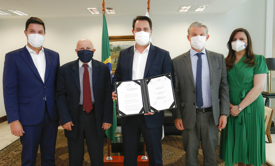 O Governo do Estado será parceiro do Ministério Público do Paraná (MP-PR) na realização de perícias para instrução de processos judiciais e procedimentos extrajudiciais. O termo de cooperação técnica entre o Instituto de Tecnologia do Paraná (Tecpar) e órgão foi assinado nesta terça-feira (11), em ato no Palácio Iguaçu, pelo governador Carlos Massa Ratinho Junior e pelo Procurador-Geral de Justiça, Gilberto Giacoia.
Foto:Jonathan Campos/AEN