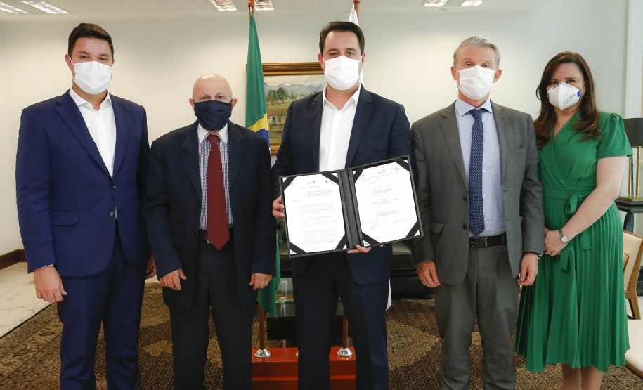 O Governo do Estado será parceiro do Ministério Público do Paraná (MP-PR) na realização de perícias para instrução de processos judiciais e procedimentos extrajudiciais. O termo de cooperação técnica entre o Instituto de Tecnologia do Paraná (Tecpar) e órgão foi assinado nesta terça-feira (11), em ato no Palácio Iguaçu, pelo governador Carlos Massa Ratinho Junior e pelo Procurador-Geral de Justiça, Gilberto Giacoia.
Foto:Jonathan Campos/AEN