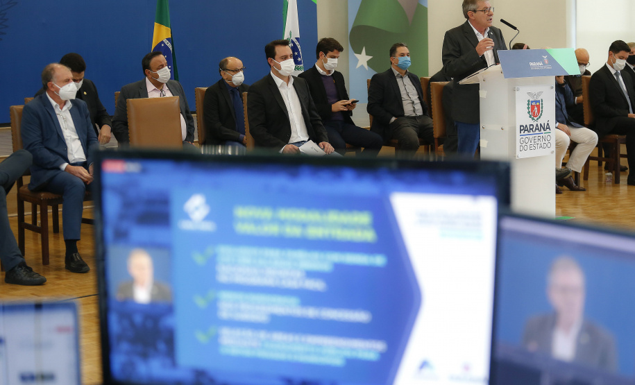 O Governo do Estado vai investir R$ 450 milhões extras em habitação nos próximos dois anos para viabilizar a aquisição da casa própria a cerca de 30 mil famílias paranaenses. A iniciativa faz parte da nova modalidade do programa Casa Fácil Paraná e foi apresentada pelo governador Carlos Massa Ratinho Junior nesta quarta-feira (12) a prefeitos, deputados, empresários do ramo da construção civil e especialistas.
Foto: Jonathan Campos/AEN