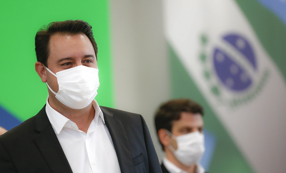 O Governo do Estado vai investir R$ 450 milhões extras em habitação nos próximos dois anos para viabilizar a aquisição da casa própria a cerca de 30 mil famílias paranaenses. A iniciativa faz parte da nova modalidade do programa Casa Fácil Paraná e foi apresentada pelo governador Carlos Massa Ratinho Junior nesta quarta-feira (12) a prefeitos, deputados, empresários do ramo da construção civil e especialistas.
Foto: Jonathan Campos/AEN