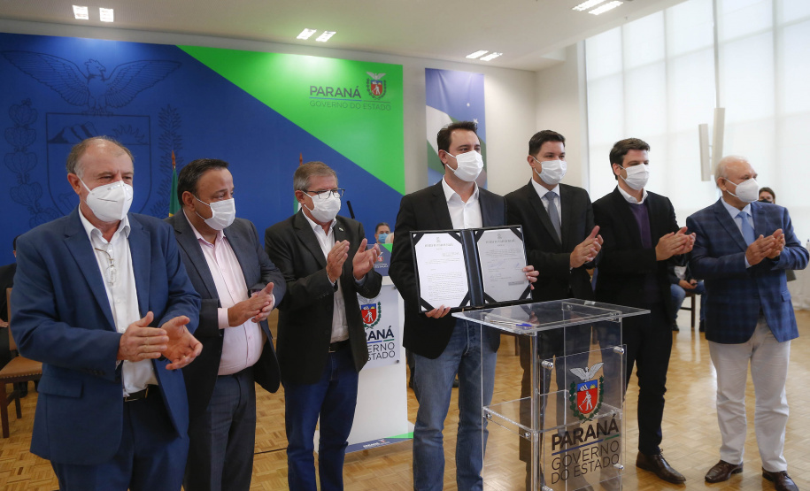 O Governo do Estado vai investir R$ 450 milhões extras em habitação nos próximos dois anos para viabilizar a aquisição da casa própria a cerca de 30 mil famílias paranaenses. A iniciativa faz parte da nova modalidade do programa Casa Fácil Paraná e foi apresentada pelo governador Carlos Massa Ratinho Junior nesta quarta-feira (12) a prefeitos, deputados, empresários do ramo da construção civil e especialistas.
Foto: Jonathan Campos/AEN