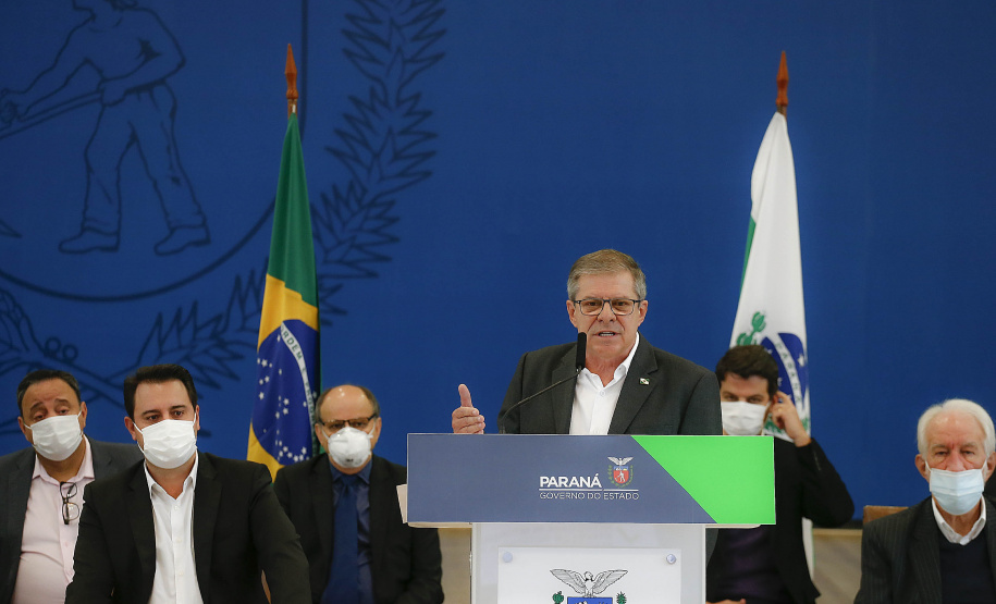 O Governo do Estado vai investir R$ 450 milhões extras em habitação nos próximos dois anos para viabilizar a aquisição da casa própria a cerca de 30 mil famílias paranaenses. A iniciativa faz parte da nova modalidade do programa Casa Fácil Paraná e foi apresentada pelo governador Carlos Massa Ratinho Junior nesta quarta-feira (12) a prefeitos, deputados, empresários do ramo da construção civil e especialistas. Foto: Jonathan Campos/AEN