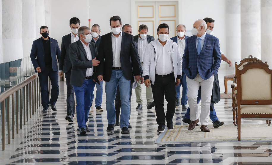 O Governo do Estado vai investir R$ 450 milhões extras em habitação nos próximos dois anos para viabilizar a aquisição da casa própria a cerca de 30 mil famílias paranaenses. A iniciativa faz parte da nova modalidade do programa Casa Fácil Paraná e foi apresentada pelo governador Carlos Massa Ratinho Junior nesta quarta-feira (12) a prefeitos, deputados, empresários do ramo da construção civil e especialistas. Foto: Jonathan Campos/AEN