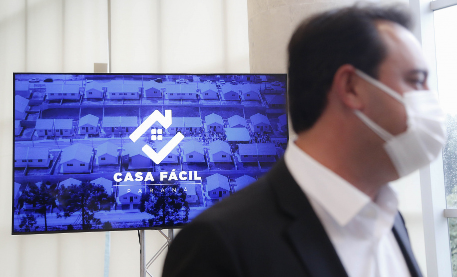 O Governo do Estado vai investir R$ 450 milhões extras em habitação nos próximos dois anos para viabilizar a aquisição da casa própria a cerca de 30 mil famílias paranaenses. A iniciativa faz parte da nova modalidade do programa Casa Fácil Paraná e foi apresentada pelo governador Carlos Massa Ratinho Junior nesta quarta-feira (12) a prefeitos, deputados, empresários do ramo da construção civil e especialistas. Foto: Jonathan Campos/AEN