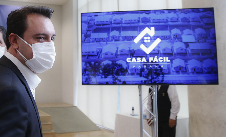 O Governo do Estado vai investir R$ 450 milhões extras em habitação nos próximos dois anos para viabilizar a aquisição da casa própria a cerca de 30 mil famílias paranaenses. A iniciativa faz parte da nova modalidade do programa Casa Fácil Paraná e foi apresentada pelo governador Carlos Massa Ratinho Junior nesta quarta-feira (12) a prefeitos, deputados, empresários do ramo da construção civil e especialistas. Foto: Jonathan Campos/AEN
