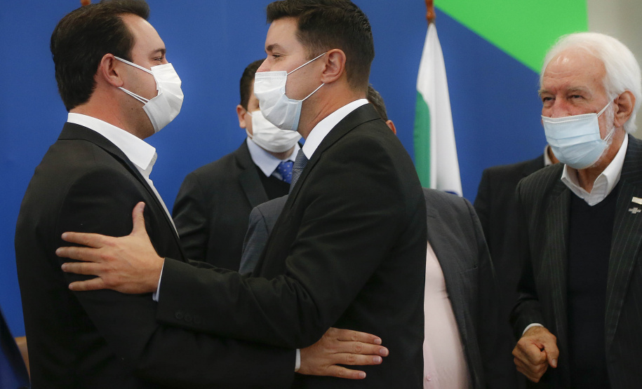 O Governo do Estado vai investir R$ 450 milhões extras em habitação nos próximos dois anos para viabilizar a aquisição da casa própria a cerca de 30 mil famílias paranaenses. A iniciativa faz parte da nova modalidade do programa Casa Fácil Paraná e foi apresentada pelo governador Carlos Massa Ratinho Junior nesta quarta-feira (12) a prefeitos, deputados, empresários do ramo da construção civil e especialistas. Foto: Jonathan Campos/AEN