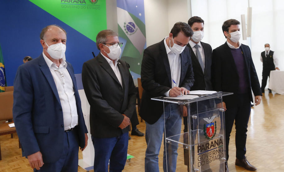 O Governo do Estado vai investir R$ 450 milhões extras em habitação nos próximos dois anos para viabilizar a aquisição da casa própria a cerca de 30 mil famílias paranaenses. A iniciativa faz parte da nova modalidade do programa Casa Fácil Paraná e foi apresentada pelo governador Carlos Massa Ratinho Junior nesta quarta-feira (12) a prefeitos, deputados, empresários do ramo da construção civil e especialistas. Foto: Jonathan Campos/AEN