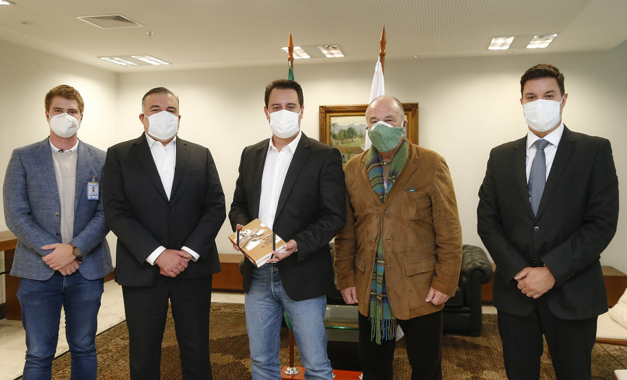 O Governo do Estado formalizou nesta quarta-feira (12), em ato no Palácio Iguaçu, o repasse de R$ 7.694.001,21 para a execução do projeto Pelo Direito à Vida III do Hospital Pequeno Príncipe, mantido por entidade filantrópica, de Curitiba.
O convênio foi assinado pelo governador Carlos Massa Ratinho Junior e pelo diretor corporativo do Complexo Pequeno Príncipe, José Álvaro da Silva Carneiro.  Foto: Jonathan Campos/AEN