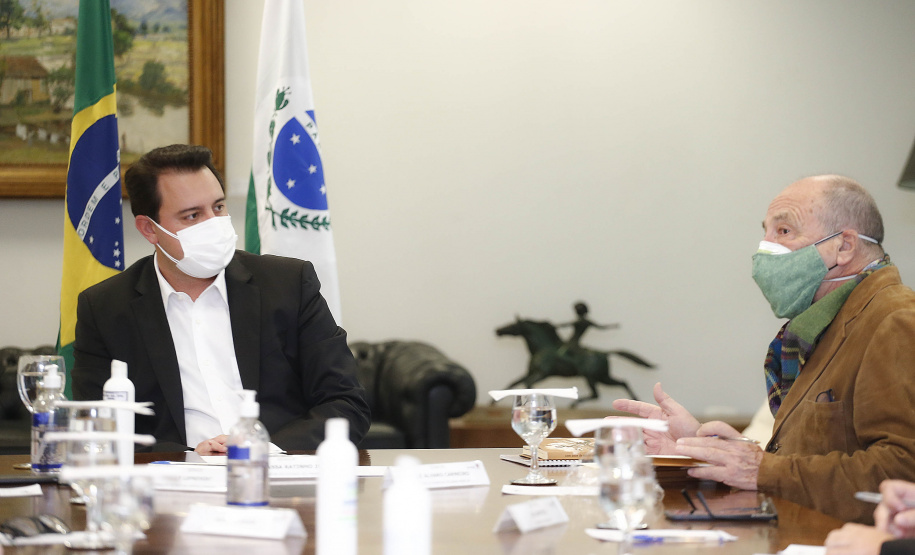 O Governo do Estado formalizou nesta quarta-feira (12), em ato no Palácio Iguaçu, o repasse de R$ 7.694.001,21 para a execução do projeto Pelo Direito à Vida III do Hospital Pequeno Príncipe, mantido por entidade filantrópica, de Curitiba.
O convênio foi assinado pelo governador Carlos Massa Ratinho Junior e pelo diretor corporativo do Complexo Pequeno Príncipe, José Álvaro da Silva Carneiro.  Foto: Jonathan Campos/AEN