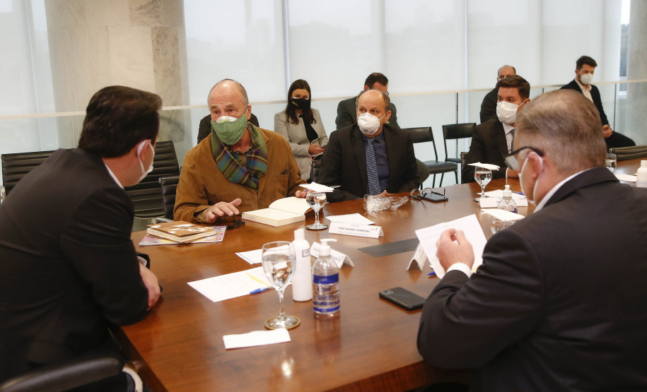 O Governo do Estado formalizou nesta quarta-feira (12), em ato no Palácio Iguaçu, o repasse de R$ 7.694.001,21 para a execução do projeto Pelo Direito à Vida III do Hospital Pequeno Príncipe, mantido por entidade filantrópica, de Curitiba.
O convênio foi assinado pelo governador Carlos Massa Ratinho Junior e pelo diretor corporativo do Complexo Pequeno Príncipe, José Álvaro da Silva Carneiro.  Foto: Jonathan Campos/AEN