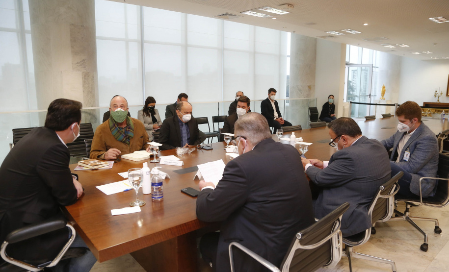 O Governo do Estado formalizou nesta quarta-feira (12), em ato no Palácio Iguaçu, o repasse de R$ 7.694.001,21 para a execução do projeto Pelo Direito à Vida III do Hospital Pequeno Príncipe, mantido por entidade filantrópica, de Curitiba.
O convênio foi assinado pelo governador Carlos Massa Ratinho Junior e pelo diretor corporativo do Complexo Pequeno Príncipe, José Álvaro da Silva Carneiro.  Foto: Jonathan Campos/AEN