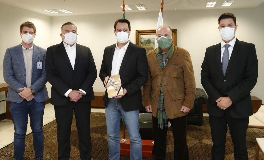 O Governo do Estado formalizou nesta quarta-feira (12), em ato no Palácio Iguaçu, o repasse de R$ 7.694.001,21 para a execução do projeto Pelo Direito à Vida III do Hospital Pequeno Príncipe, mantido por entidade filantrópica, de Curitiba.
O convênio foi assinado pelo governador Carlos Massa Ratinho Junior e pelo diretor corporativo do Complexo Pequeno Príncipe, José Álvaro da Silva Carneiro.  Foto: Jonathan Campos/AEN