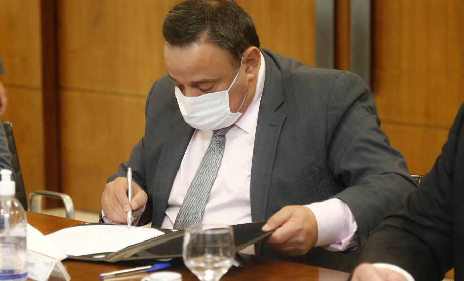 O Governo do Estado formalizou nesta quarta-feira (12), em ato no Palácio Iguaçu, o repasse de R$ 7.694.001,21 para a execução do projeto Pelo Direito à Vida III do Hospital Pequeno Príncipe, mantido por entidade filantrópica, de Curitiba.
O convênio foi assinado pelo governador Carlos Massa Ratinho Junior e pelo diretor corporativo do Complexo Pequeno Príncipe, José Álvaro da Silva Carneiro.  Foto: Jonathan Campos/AEN