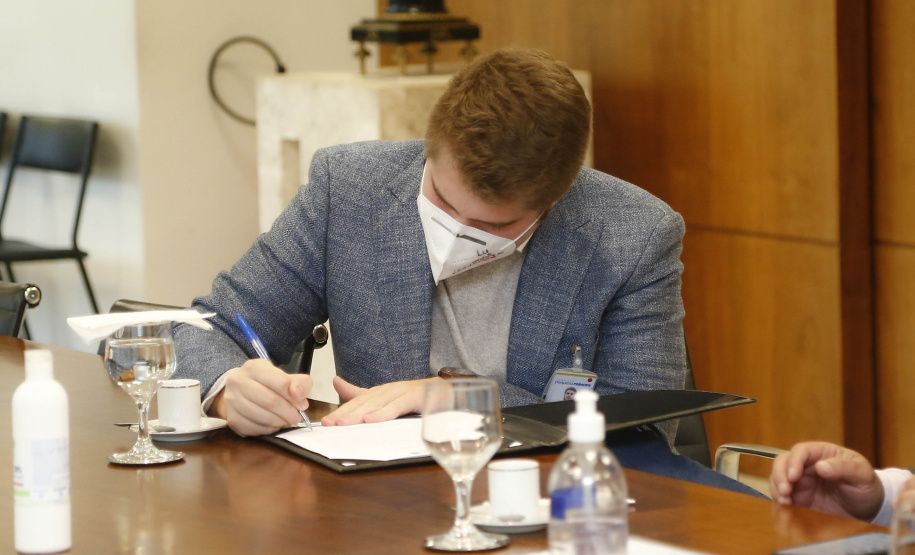 O Governo do Estado formalizou nesta quarta-feira (12), em ato no Palácio Iguaçu, o repasse de R$ 7.694.001,21 para a execução do projeto Pelo Direito à Vida III do Hospital Pequeno Príncipe, mantido por entidade filantrópica, de Curitiba.
O convênio foi assinado pelo governador Carlos Massa Ratinho Junior e pelo diretor corporativo do Complexo Pequeno Príncipe, José Álvaro da Silva Carneiro.  Foto: Jonathan Campos/AEN