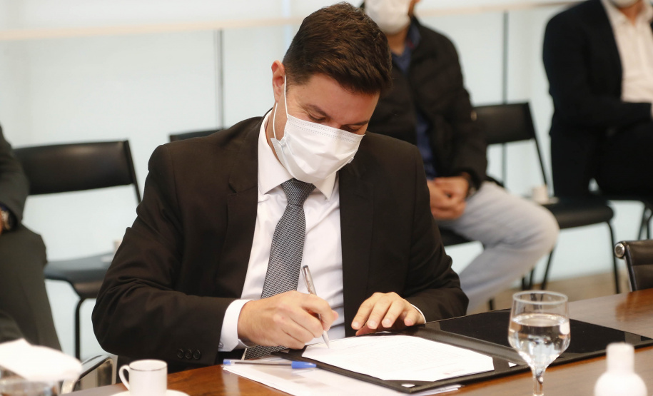 O Governo do Estado formalizou nesta quarta-feira (12), em ato no Palácio Iguaçu, o repasse de R$ 7.694.001,21 para a execução do projeto Pelo Direito à Vida III do Hospital Pequeno Príncipe, mantido por entidade filantrópica, de Curitiba.
O convênio foi assinado pelo governador Carlos Massa Ratinho Junior e pelo diretor corporativo do Complexo Pequeno Príncipe, José Álvaro da Silva Carneiro.  Foto: Jonathan Campos/AEN