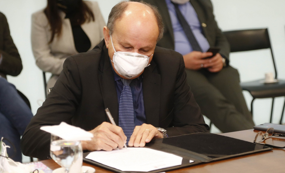 O Governo do Estado formalizou nesta quarta-feira (12), em ato no Palácio Iguaçu, o repasse de R$ 7.694.001,21 para a execução do projeto Pelo Direito à Vida III do Hospital Pequeno Príncipe, mantido por entidade filantrópica, de Curitiba.
O convênio foi assinado pelo governador Carlos Massa Ratinho Junior e pelo diretor corporativo do Complexo Pequeno Príncipe, José Álvaro da Silva Carneiro.  Foto: Jonathan Campos/AEN