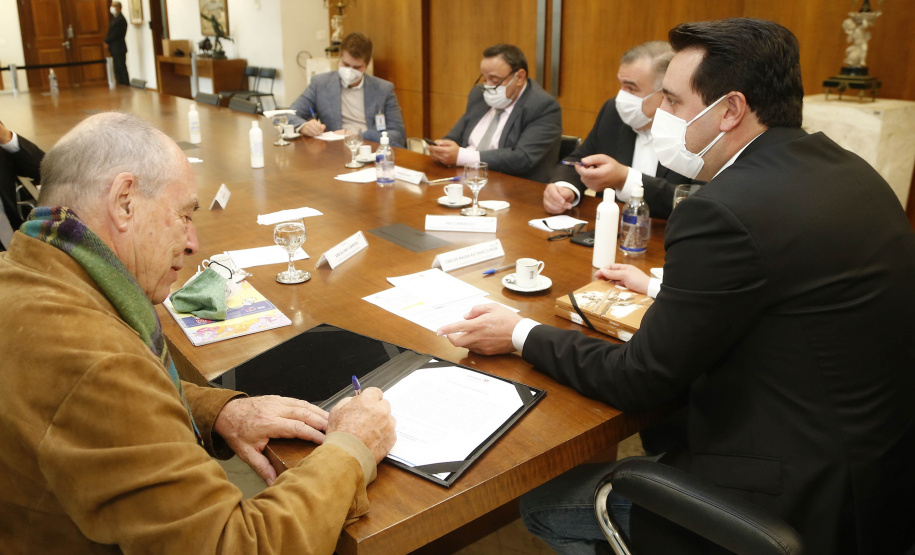 O Governo do Estado formalizou nesta quarta-feira (12), em ato no Palácio Iguaçu, o repasse de R$ 7.694.001,21 para a execução do projeto Pelo Direito à Vida III do Hospital Pequeno Príncipe, mantido por entidade filantrópica, de Curitiba.
O convênio foi assinado pelo governador Carlos Massa Ratinho Junior e pelo diretor corporativo do Complexo Pequeno Príncipe, José Álvaro da Silva Carneiro.  Foto: Jonathan Campos/AEN