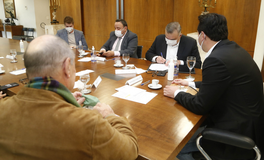 O Governo do Estado formalizou nesta quarta-feira (12), em ato no Palácio Iguaçu, o repasse de R$ 7.694.001,21 para a execução do projeto Pelo Direito à Vida III do Hospital Pequeno Príncipe, mantido por entidade filantrópica, de Curitiba.
O convênio foi assinado pelo governador Carlos Massa Ratinho Junior e pelo diretor corporativo do Complexo Pequeno Príncipe, José Álvaro da Silva Carneiro.  Foto: Jonathan Campos/AEN