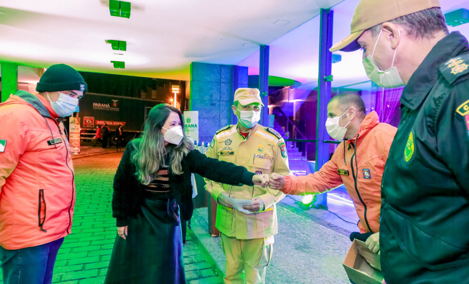 O Governo do Estado deu início oficialmente nesta quarta-feira (12) à campanha Aquece Paraná 2021. A iniciativa da Superintendência Geral de Ação Solidária (SGAS) busca arrecadar roupas, calçados, cobertores, roupas de cama e outros itens em bom estado de uso para destinar a pessoas em situação de vulnerabilidade social de todas as regiões do Estado. A cerimônia de abertura ocorreu por meio de um drive-thru na área externa do Teatro Guaíra. - Curitiba, 12/05/2021 - Foto: Valdelino Pontes