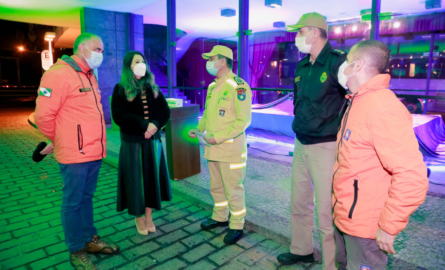 O Governo do Estado deu início oficialmente nesta quarta-feira (12) à campanha Aquece Paraná 2021. A iniciativa da Superintendência Geral de Ação Solidária (SGAS) busca arrecadar roupas, calçados, cobertores, roupas de cama e outros itens em bom estado de uso para destinar a pessoas em situação de vulnerabilidade social de todas as regiões do Estado. A cerimônia de abertura ocorreu por meio de um drive-thru na área externa do Teatro Guaíra. - Curitiba, 12/05/2021 - Foto: Valdelino Pontes