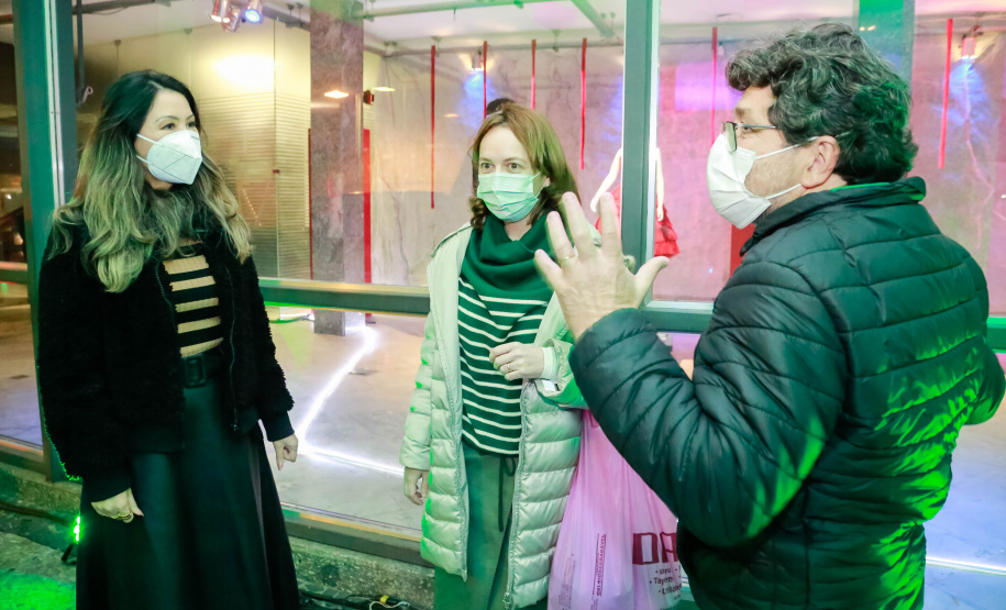 O Governo do Estado deu início oficialmente nesta quarta-feira (12) à campanha Aquece Paraná 2021. A iniciativa da Superintendência Geral de Ação Solidária (SGAS) busca arrecadar roupas, calçados, cobertores, roupas de cama e outros itens em bom estado de uso para destinar a pessoas em situação de vulnerabilidade social de todas as regiões do Estado. A cerimônia de abertura ocorreu por meio de um drive-thru na área externa do Teatro Guaíra. - Curitiba, 12/05/2021 - Foto: Valdelino Pontes